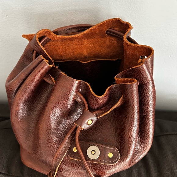 Portland Leather bucket backpack - Picture 2 of 3